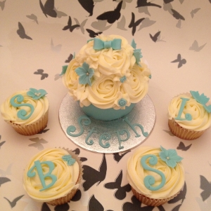 Baby giant cupcake - blue
