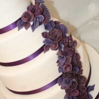 Purple flowers wedding cake - close up