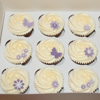 Purple flowers &amp; butterflies cupcakes