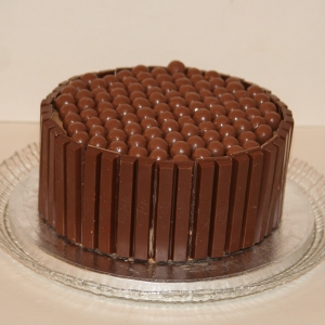 Kitkat &amp; malteser cake