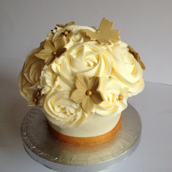 Baby giant cupcake - neutral colours
